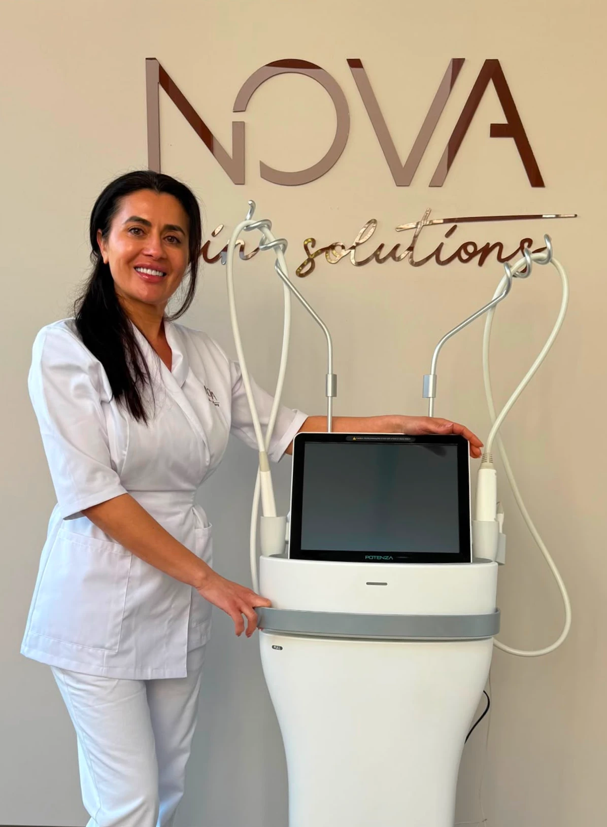 Vera, oprichter van Nova Skin Solutions, bij de Potenza in haar praktijk